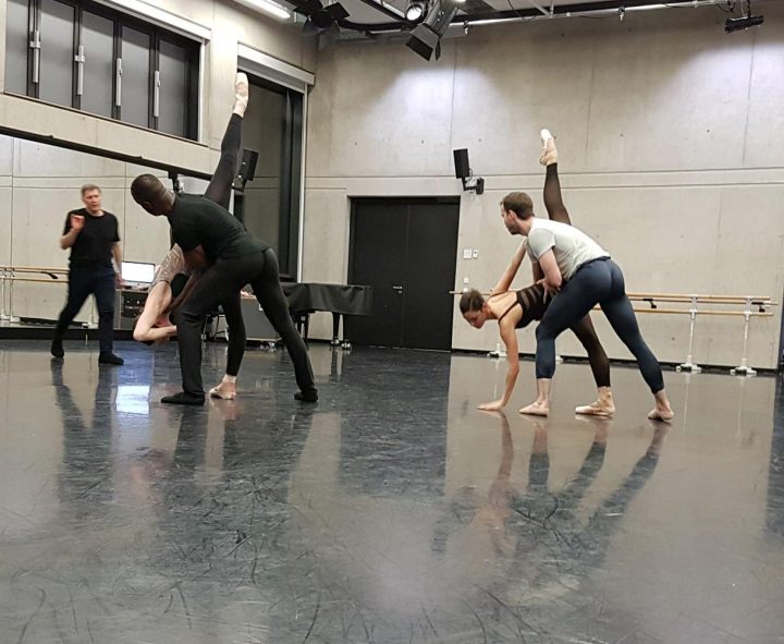 Ballettfreunde und Rotarier aus Meerbusch schauen Martin Schl&auml;pfer beim Choreographieren zu