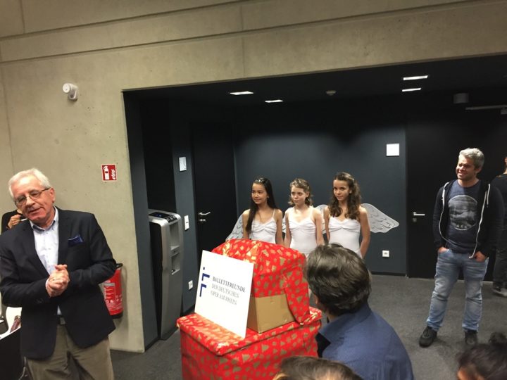 T&auml;nzer freuen sich &uuml;ber das Weihnachtpr&auml;sent der Ballettfreunde