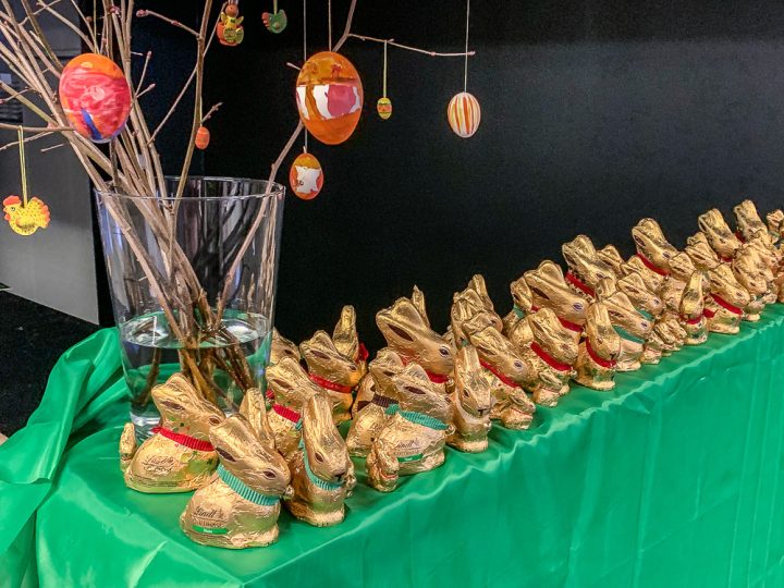 Frohes Fest und goldige Osterhasen